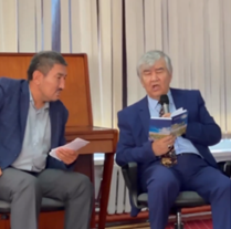 Тіл арқылы талпынамын білімге,- деп жырлаған ақын Айшабибі орта мектебінде өтіп жатқан “Үш тұғырлы тіл-заман талабы” атты апталықтық жоспары аясындағы кездесу кешінің Қайырбек Асанов құрметті қонағы болды.